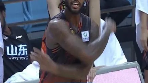 【辽超总决赛梭鱼湾激情上演，55678人次共襄盛举，大连队以4-0横扫本溪，荣耀之巅！】